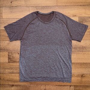 Lululemon Size Large Men’s Short Sleeve Shirt Breathable Workout Train Fitness